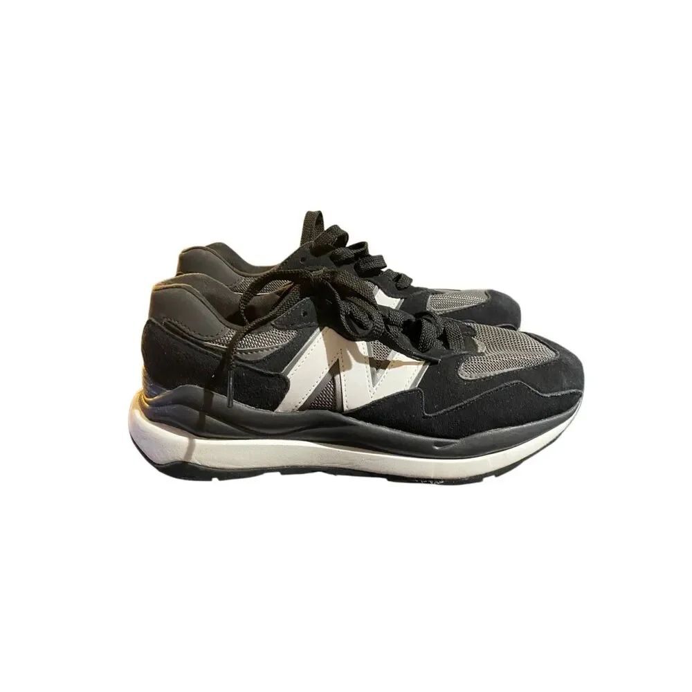 New balance men’s black and white athletic running shoes, 8.5.